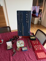 Modeschmuck-, Medaillen- und Pinssammlung