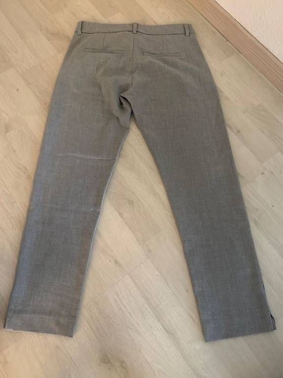 Bershka Pantaloni: Bershka Stoffhose, Gr. 36, hellgrau – Usato da Brüttisellen venduto da Ariana-24 1