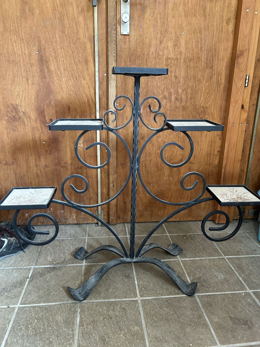 Altro per la casa: Vintage Support en fer forgé pour fleurs. – Usato da Montsevelier venduto da Batson
