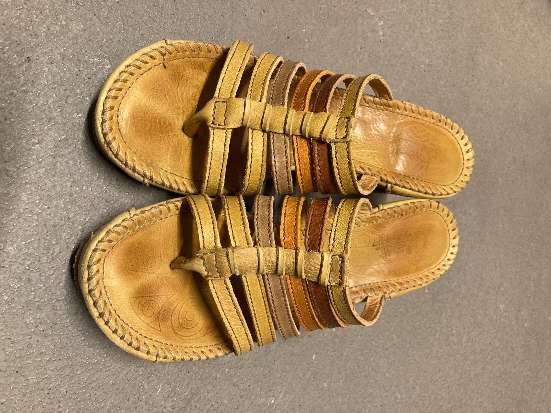 Damenschuhe: Pantoletten Grösse 37 – Gebraucht aus Ennenda von OMJAMA