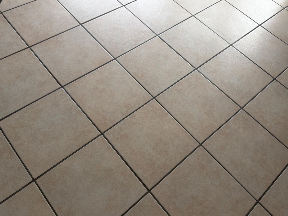Rivestimenti per pavimenti: Carrelage intérieur Omega beige clair, env. 7-8m2 – Usato da Riddes venduto da Elina. 4