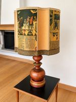 Tischlampe historisches Motiv Holzfuss gebraucht