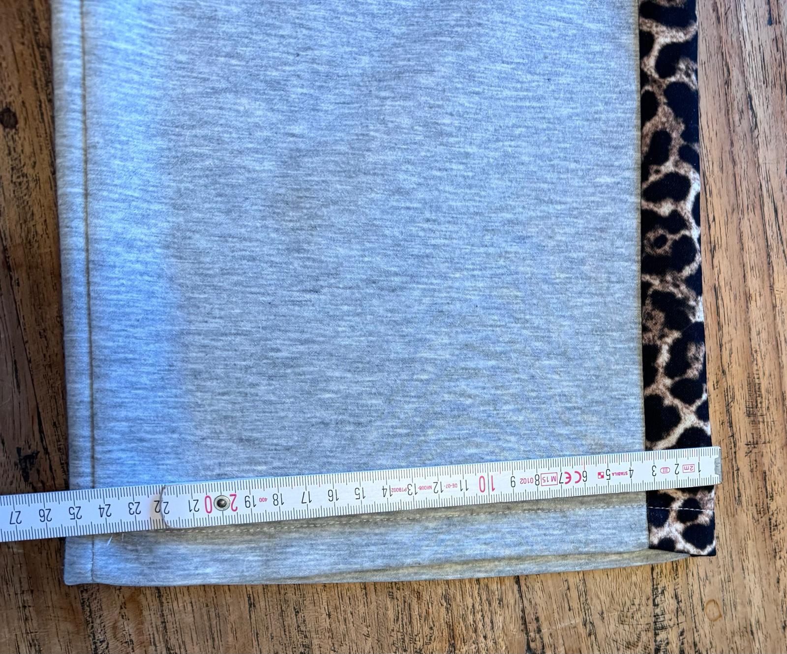 Pantaloni: Trainingshose grau mit Leopard Muster. Gr. S-M. – Usato da Zürich venduto da Sunnyflower97 5
