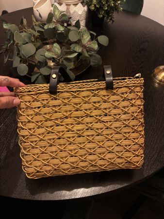 Schöne geflochtene Tasche aus Rattan für den Sommer von Zara