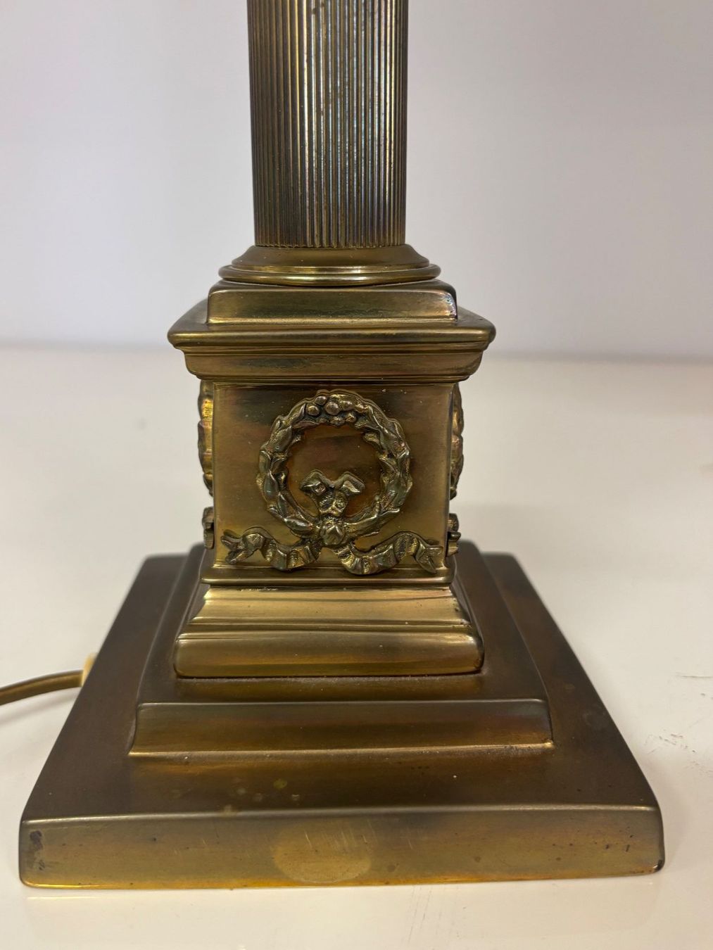 Lampade: Vintage Korinthische Tischlampe Messing – Usato da Wettingen venduto da Wendemarket 2