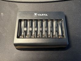 VARTA Akku-Ladegerät für 1–8 AA / AAA Batterien