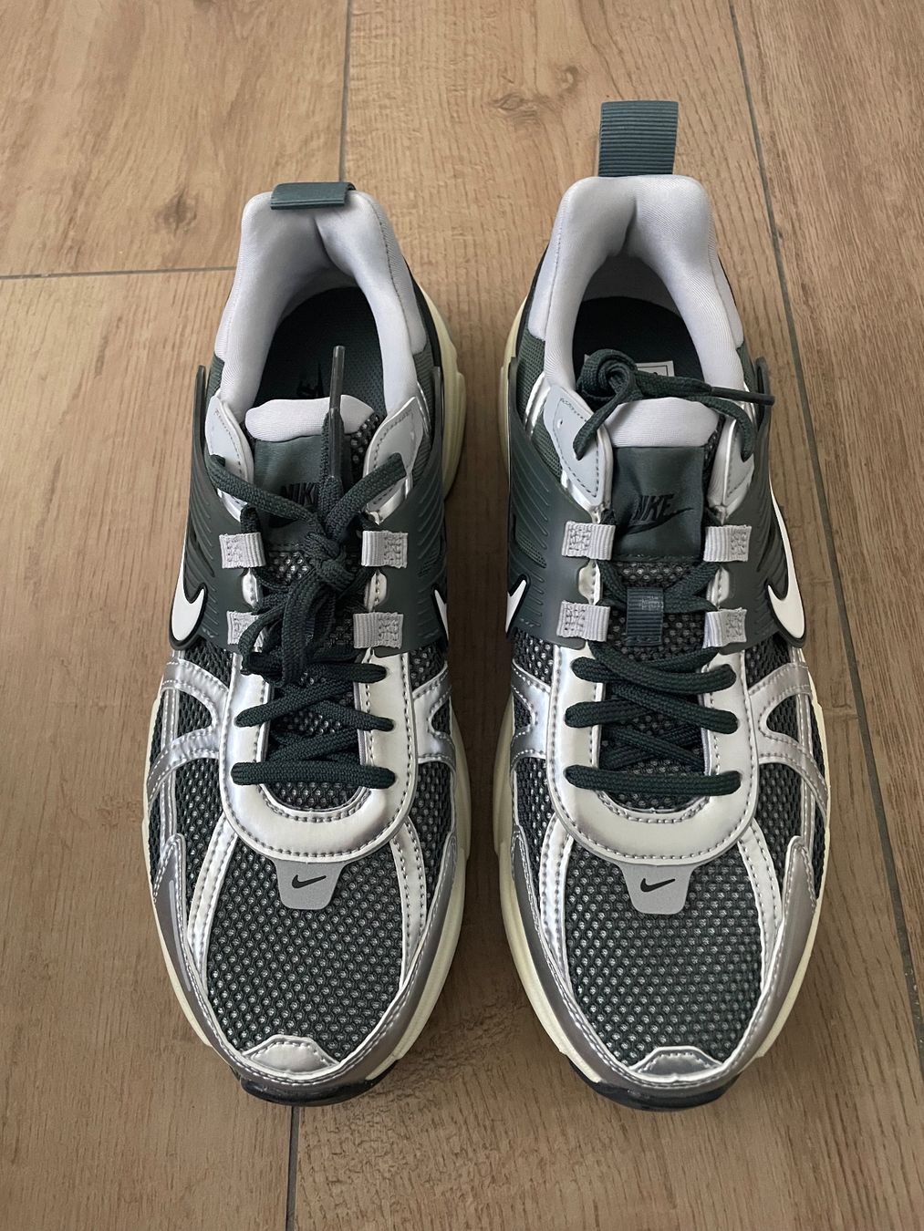 Nike Scarpe da uomo: Nike Turnschuhe V2K RUN Gr. 43 NEU! – Nuovo (secondo la descrizione) da Waltenschwil venduto da hansnine 1
