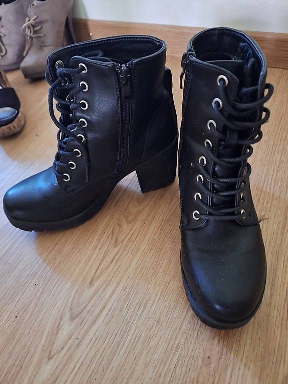 Scarpe da donna: Stiefel mit kleinem absatz 36 – Usato da Arlesheim venduto da gligli01