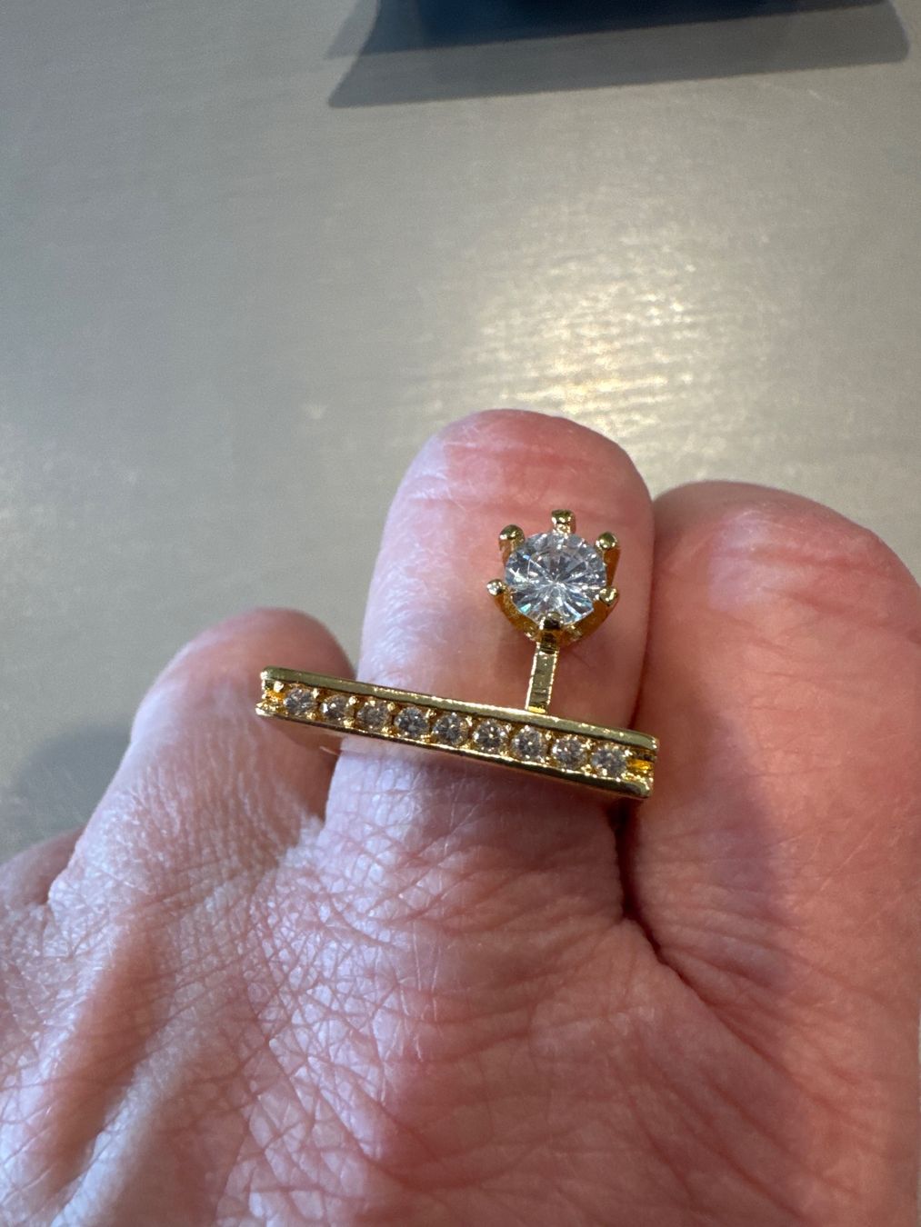 Anelli: Goldfarbiger Ring mit Muster, Grösse 19mm, Neu! – Nuovo e nell'imballaggio originale da Lotzwil venduto da Tgdromad 1