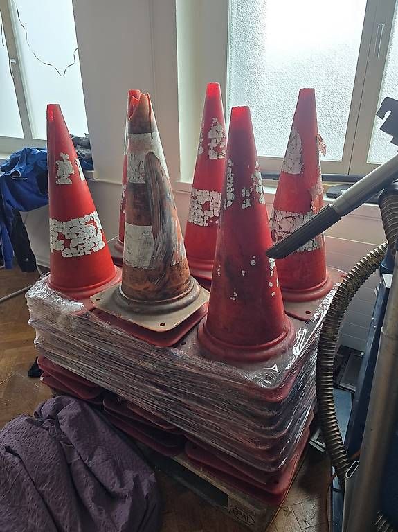 Insegne: Pylonen Verkehrsleitkegel – Usato da Büron venduto da CNCSERVICE 1