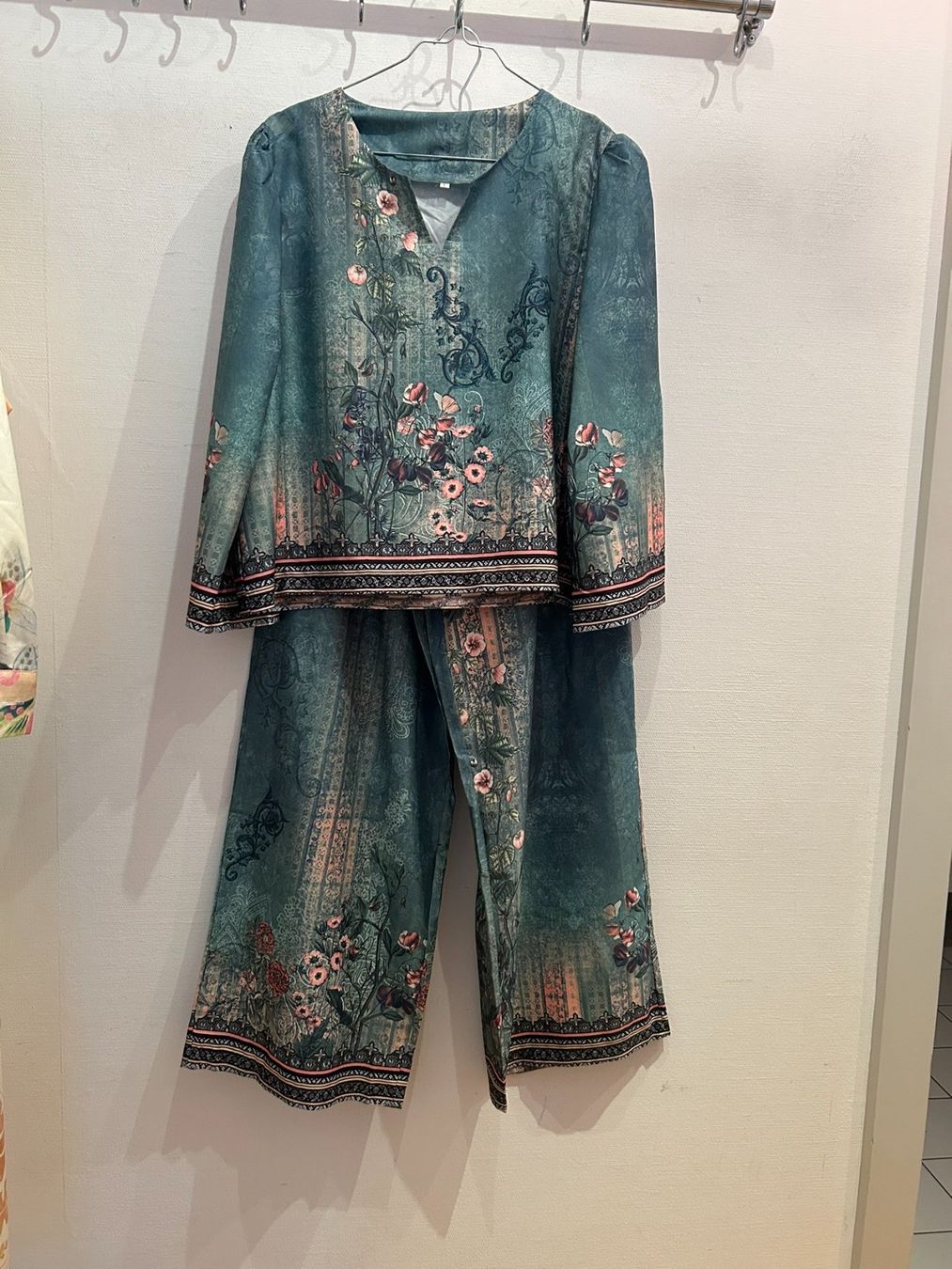 Lotti di vestiti: Ensemble pantalon décontracté et fluide T/L – Nuovo (secondo la descrizione) da nyon venduto da Lbabi 5