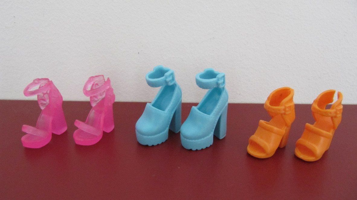 Bambole: Barbieschuhe Set mit Regal, verschiedene Paare – Usato da Brunnen venduto da Kiwiland1 1