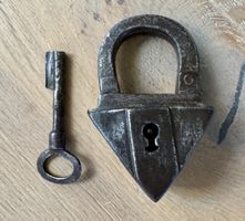 Antikes Vorhängeschloss Dreiecksschloss Schmiedeeisen