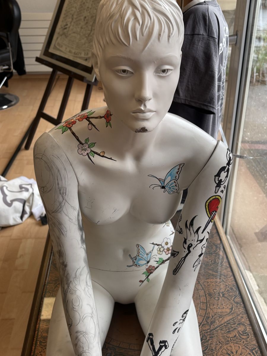 Allestimento di negozi e stand fieristici: Tattooed Mannequin   – Usato da Obermumpf venduto da davetattoo 1
