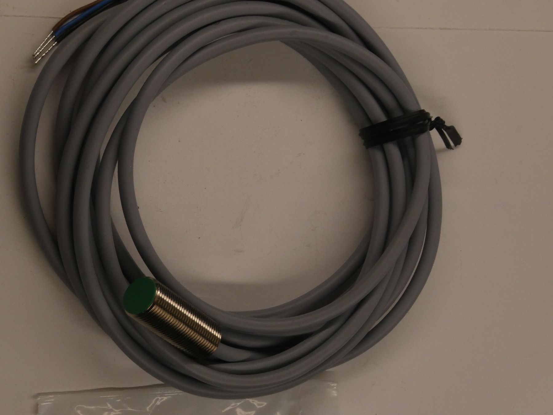 Componenti elettronici: Induktiver Näherungsschalter von Baumer – Nuovo (secondo la descrizione) da Fulenbach venduto da Hach0 2
