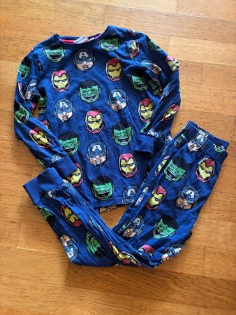 Schönes Marvel Pyjama Gr. 122/128