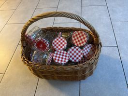 33 Marmelade Gläser mit Korb
