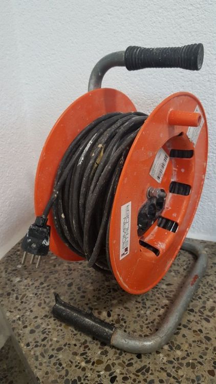 as - Schwabe Kabeltrommel 25 m H07RN-F 3G2,5, IP44 Außenbereich, 3 Schutzkontaktsteckdosen, Feststellbremse, Leitungsführung, Made in Germany