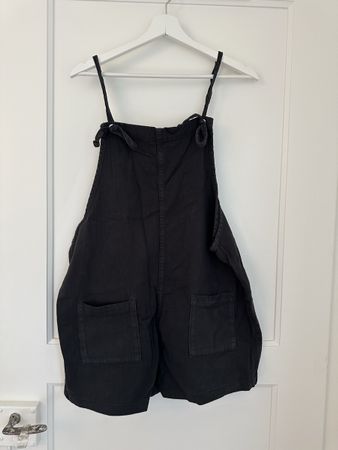 Kurze Latzhose von Monki schwarz Grösse M