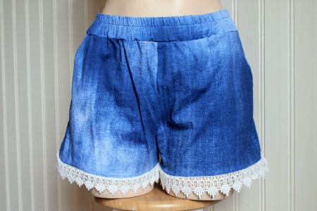 SHORTS in Jeansoptik mit Spitze  38/40  M