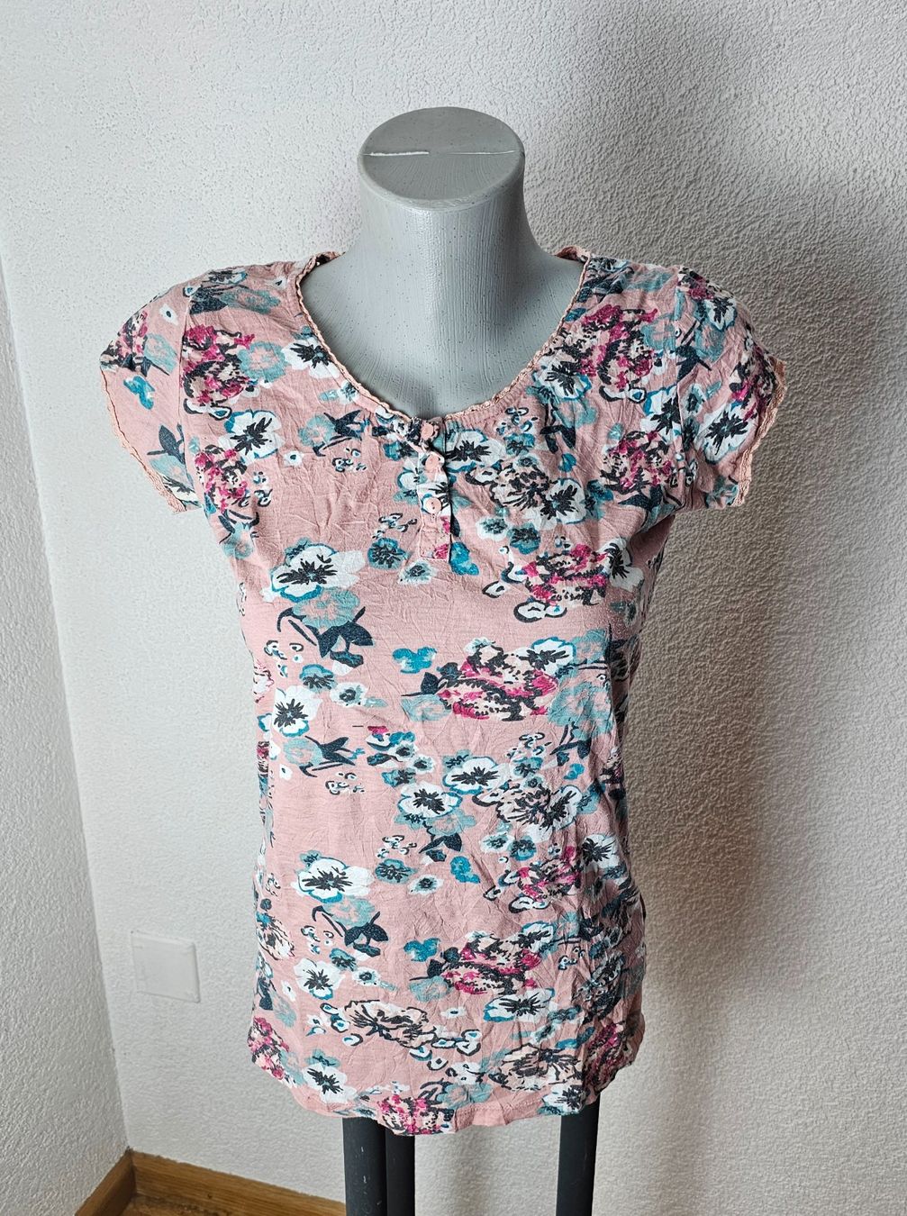 T-Shirts: romantisches T-Shirt S geblümt mit Spitze – Gebraucht aus Füllinsdorf von Sunnebliemli7