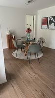 Tisch mit Stühlen