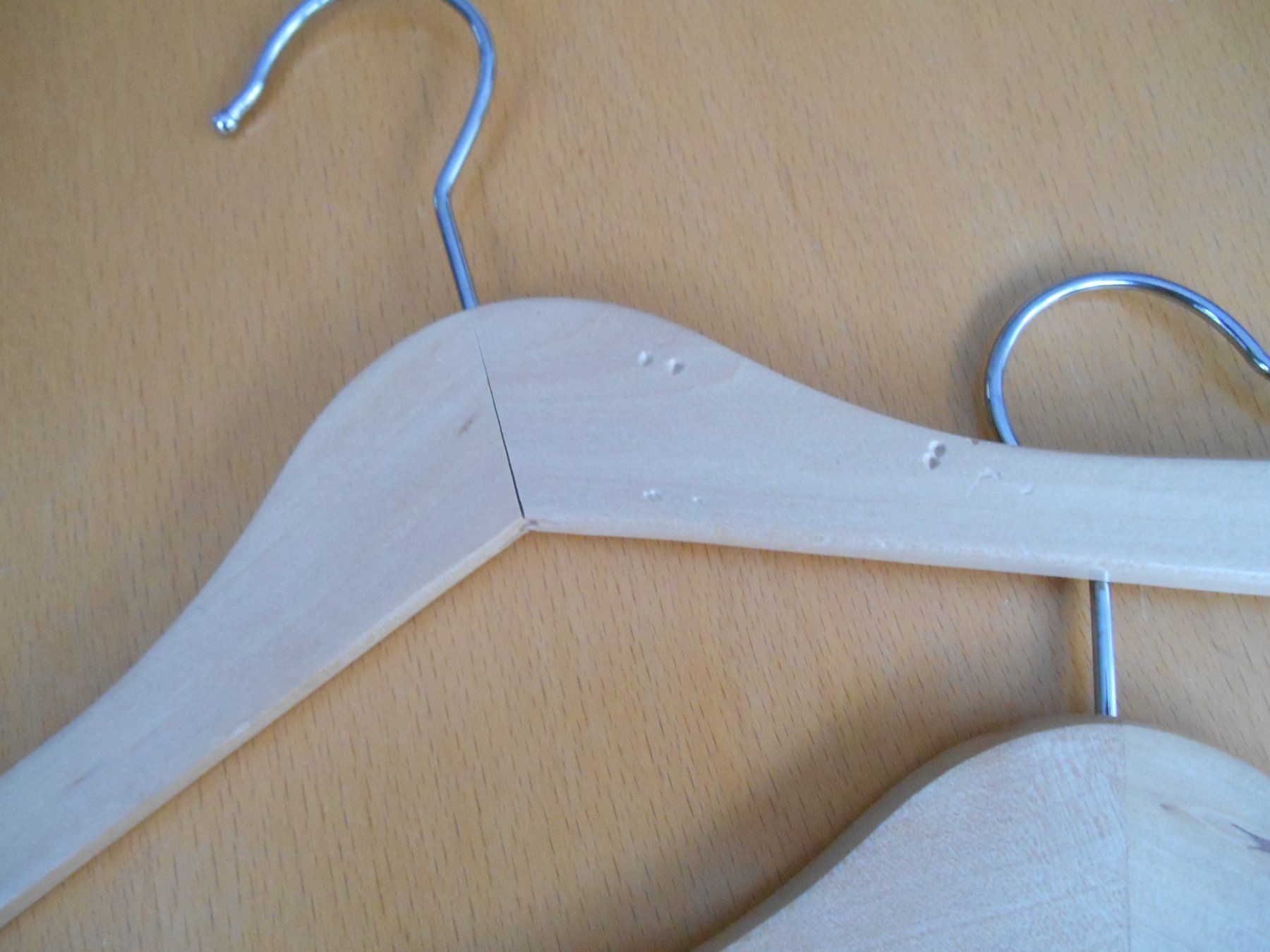 Appendiabiti: 2 Kinderkleiderbügel aus Holz – Nuovo (secondo la descrizione) da Nussbaumen AG venduto da Sumopi 2