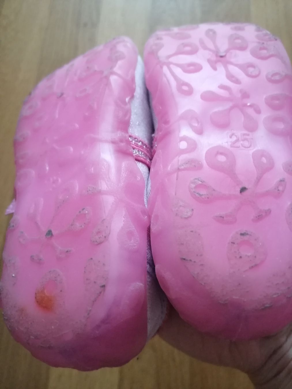 Scarpe per ragazze: 2 Parr kinder Hausschuhe Gr. 25 elephant – Usato da Oensingen venduto da jia_gs8g 1