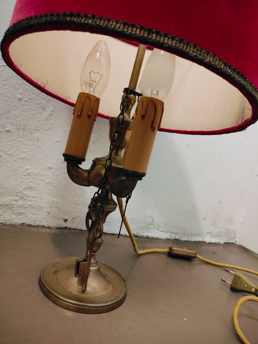 Lampade: Vintage Tischlampe mit rotem Samt-Schirm – Usato da Olten venduto da Mezopotamya 2