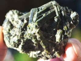 Deko Heilstein L-407 – Grüner Turmalin 82 Gramm