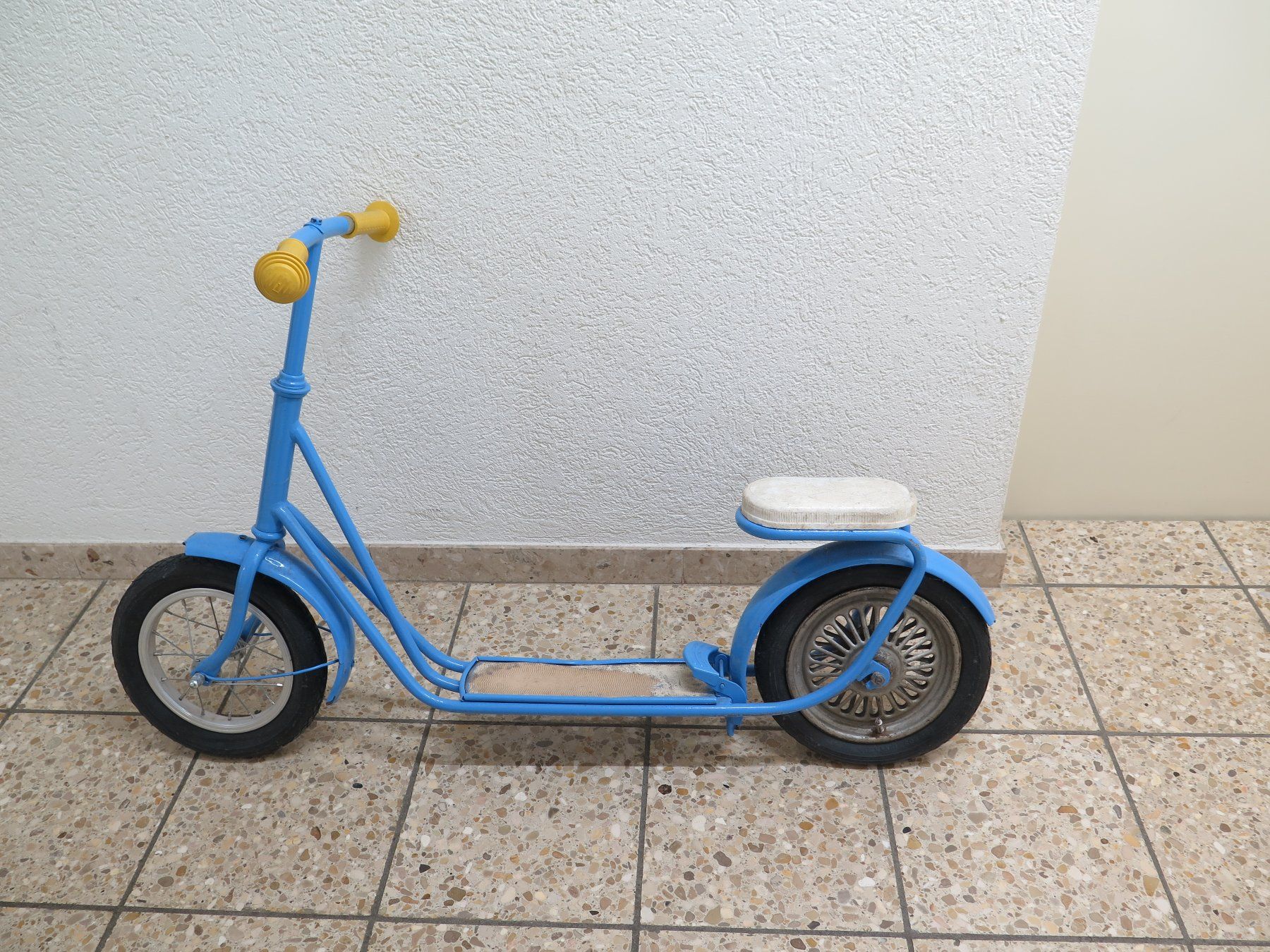 Veicoli per bambini: Trottinette blau mit Sitz und Bremse gebraucht – Usato da Riedholz venduto da Ron_88qv