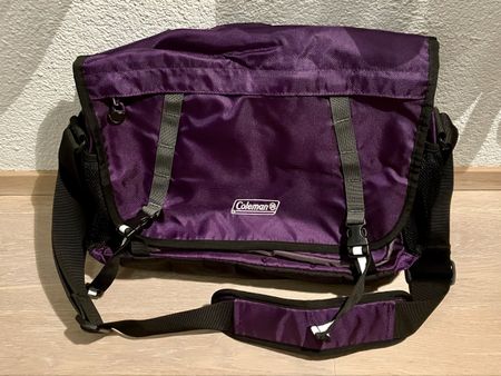 Coleman — Umhängetasche (Violett)
