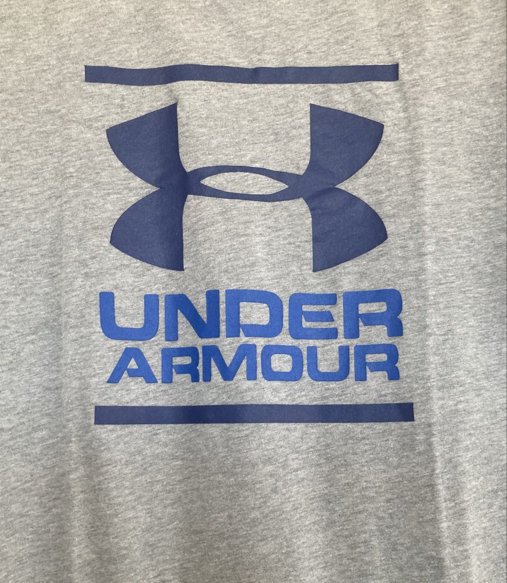 Under Armour T-Shirts: T-shirt Under Armour gris, taille S – Gebraucht aus Chêne-Bougeries von GiovannaDiLoreto