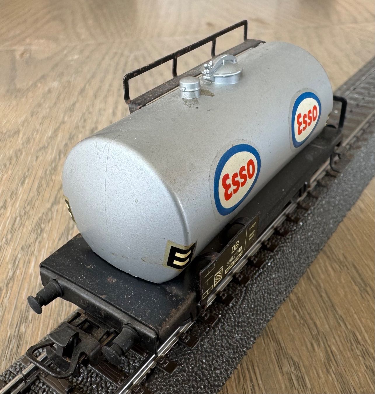 Märklin Modellini di ferrovie: silberner Kesselwagen ESSO; OVP – Usato da St. Moritz venduto da Manu7500 3