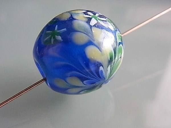 Perle (finte): Perle mit Blumenmusterung blau 21 mm!!! – Nuovo (secondo la descrizione) da Alpnachstad venduto da perlengaby 1