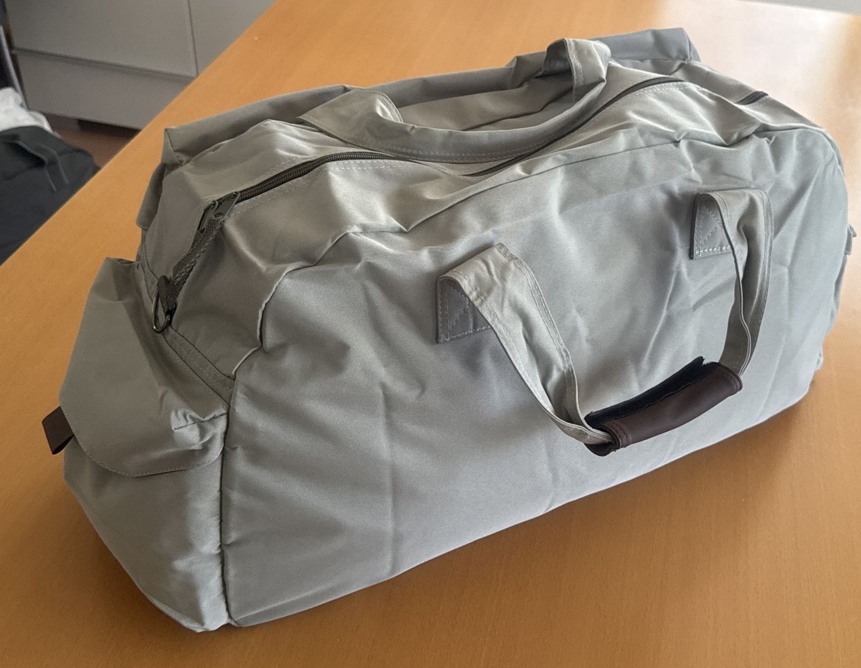 Borse: Sac de voyage en microfibre - Beige – Nuovo e nell'imballaggio originale da Prez-vers-Noréaz venduto da Joenicorn 2