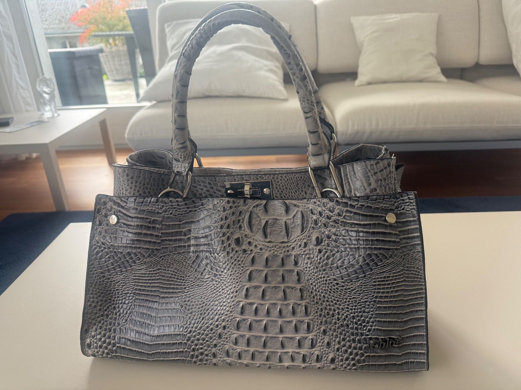 Taschen für Damen: Handtasche in Kroko-Optik, in grau – Gebraucht aus Zollikon von dorean 1