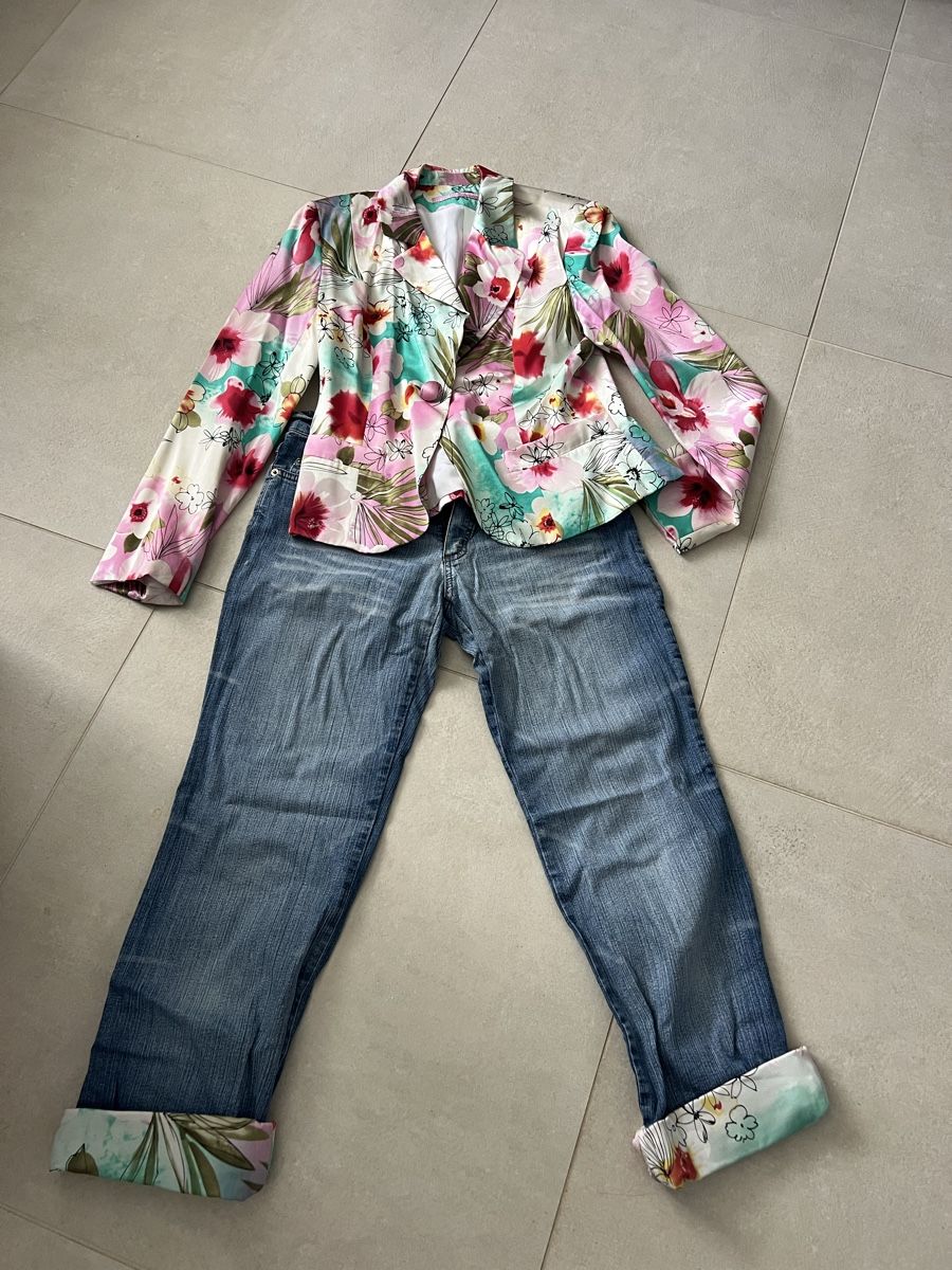 Jeans: Sommer Set: Blaser mit Blumenmuster und Jeans mit Blumenbund – Usato da Schönenberg ZH venduto da Bosh