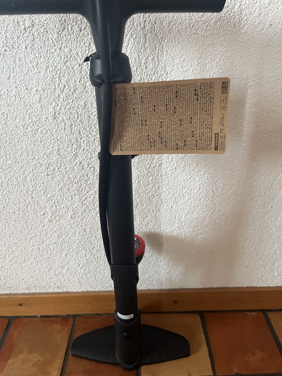 Pompes: Pompe à vélo B'TWIN 500 neuve – Neuf avec emballage d'origine à Chézard-St-Martin par iva_xw8z 1