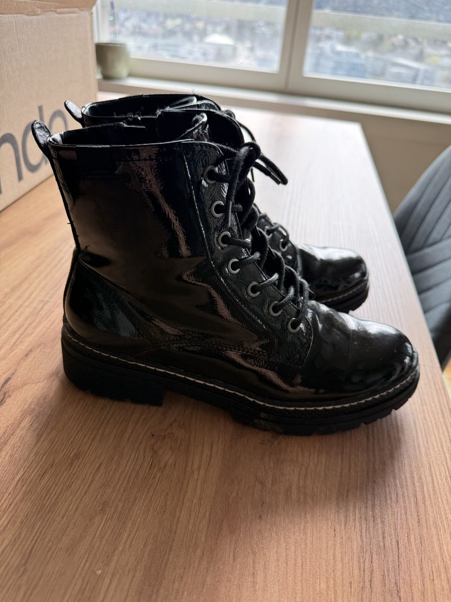 Scarpe da donna: Schwarze Glanz-Boots Gr. 39 – Usato da Schlieren venduto da NM_Nici 2
