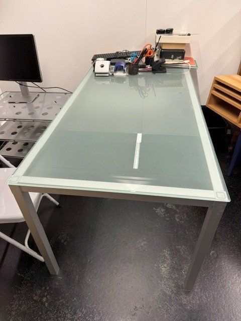 Scrivanie: Moderner Schreibtisch mit Glasplatte – Usato da Burgdorf venduto da ant_sp7x 1