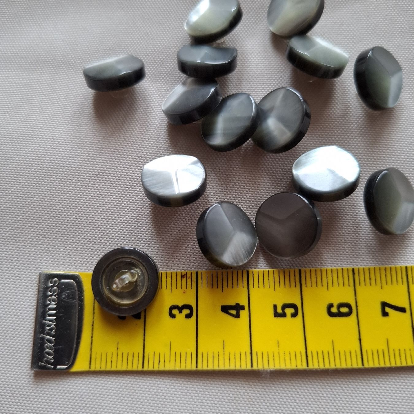 Knöpfe: 15 Stück Knöpfe, Perlmuttoptik, 13 mm. – Neu (gemäss Beschreibung) aus Dietikon von Hirschkopf 1