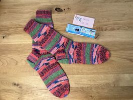 Handgestrickte OPAL Crazy Waters Socken
