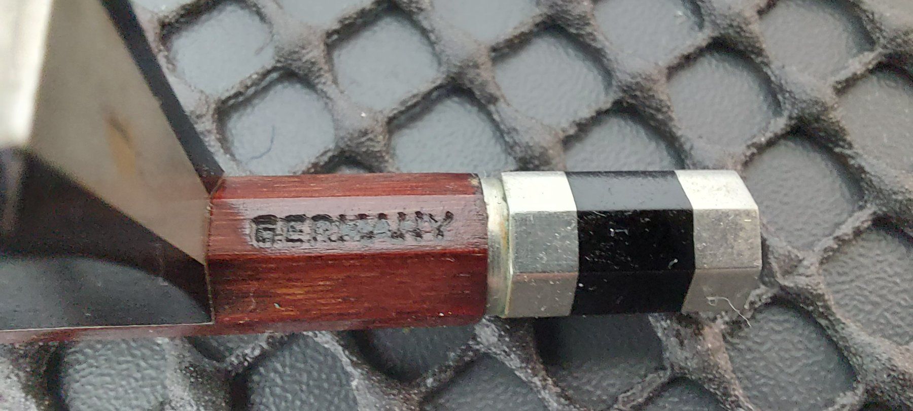 Strumenti musicali: 4/4 Geigenbogen W.Seifert Octagonal fernambucoL=74 cm,61 gr. – Usato da Glattbrugg venduto da Swissmusik 4