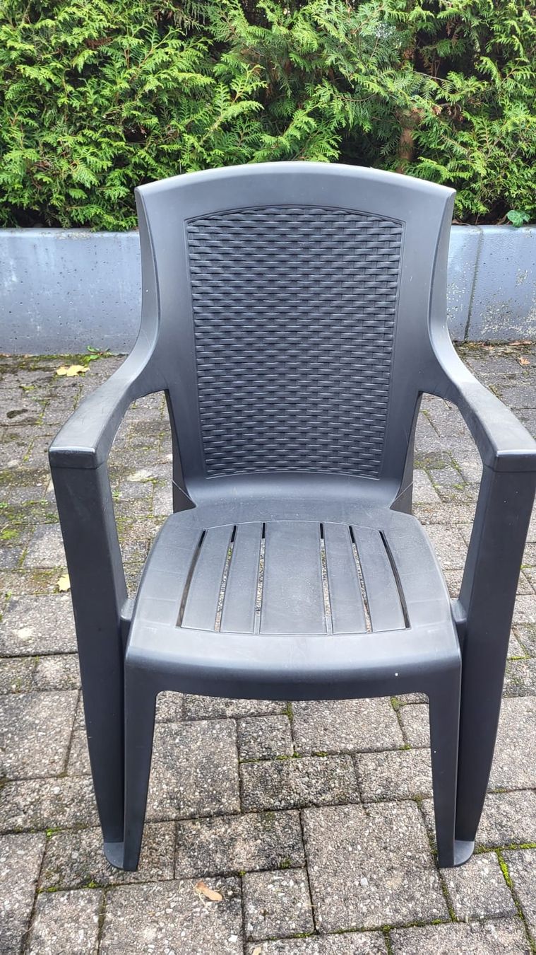 4 antrazitfarbene Gartenstühle aus Kunststoff