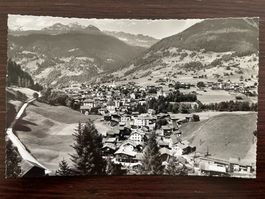 KLOSTERS und Madrisahorn, Ortsansicht mit Bahnhof hinten