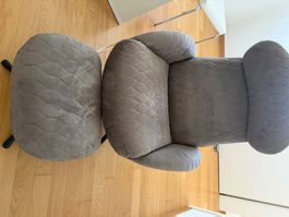 Zwei Sessel mit Beinstütze (Preis für beide Sessel zusammen)