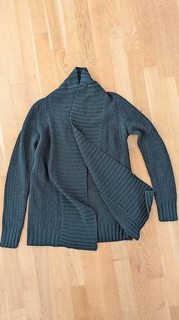 Strickjacken in grün (S), rot (S) und schwarz (XS)
