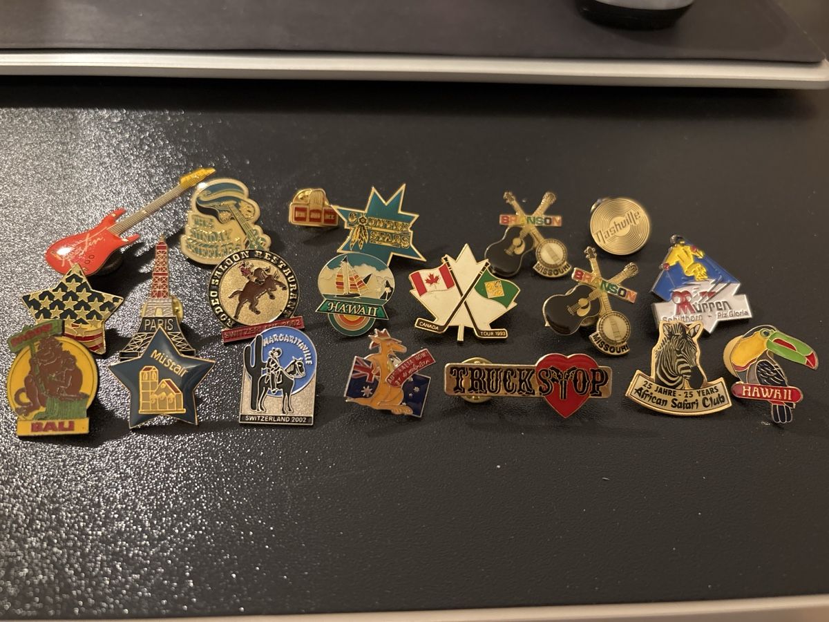 Placchette & Badge: Konvolut: Reise-Pins – Usato da Sissach venduto da dancing01