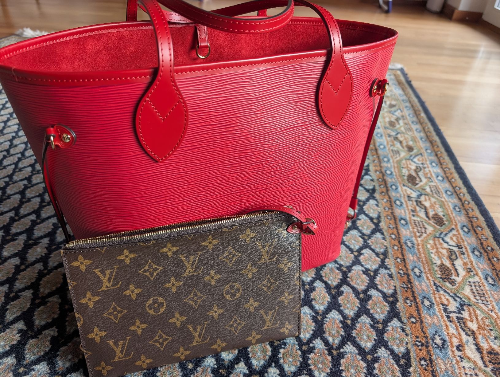 Louis Vuitton Taschen für Damen: Louis Vuitton Red Epi Leather Neverfull Bag + Pouch – Neu (gemäss Beschreibung) aus Glis von livespringly
